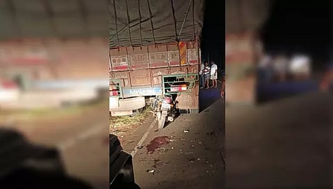 லாரி மீது மோட்டார் சைக்கிள் மோதி வாலிபர் படுகாயம்