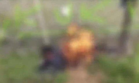 பழங்குடியின வாலிபரின் உடலை எரிக்கும் காட்சி- மணிப்பூரில் பரவும் வைரல் வீடியோ