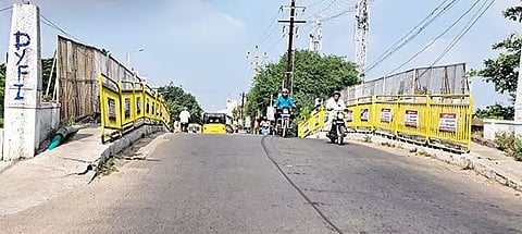 ஆபத்தான நிலையில்திருச்சி கோட்டை ரெயில்வே மேம்பாலம்