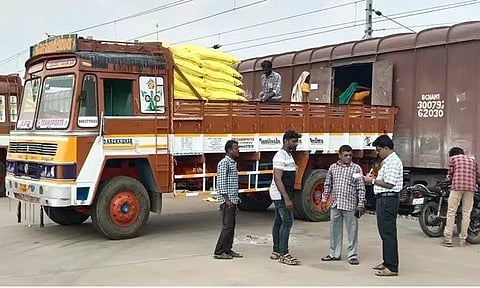 சம்பா சாகுபடிக்கு தேவையான உரங்கள் சரக்கு ரெயிலில் வந்தது