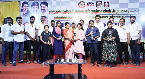 போட்டியில் வெற்றி பெற்ற சிறுவர், சிறுமிகளுக்கு அமைச்சர் கீதாஜீவன் பரிசு வழங்கிய காட்சி.