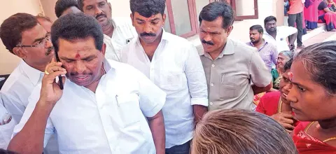 கோரிக்கை மனுக்களை வாங்கியவுடன் சம்பந்தப்பட்ட அதிகாரியிடம் அமைச்சர் அனிதா ராதாகிருஷ்ணன், போனில் பேசி விளக்கம் கேட்டார்.
