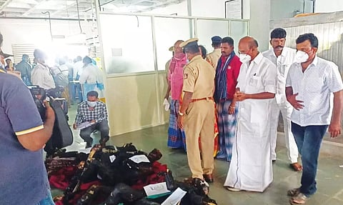 விபத்தில் பலியானவர்களின் உடல்களுக்கு தருமபுரி மேற்கு மாவட்ட தி.மு.க. செயலாளர் பி.பழனியப்பன் அஞ்சலி செலுத்தி, உறவினர்களுக்கு ஆறுதல் கூறிய போது எடுத்த படம்.