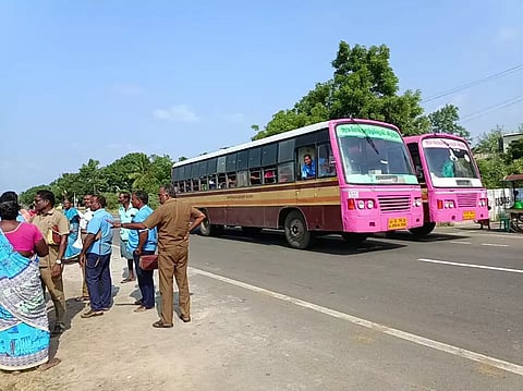 கண்ணாடி உடைக்கப்பட்ட பஸ்சிற்கு ஆதரவாக நிறுத்தப்பட்ட மற்ற அரசு டவுன் பஸ்களை படத்தில் காணலாம்.