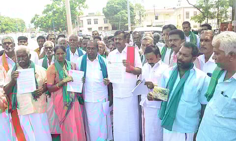 கலெக்டர் அலுவலகத்தில் விவசாயிகள் திரண்டு மனு