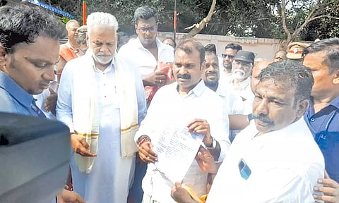 மத்திய மந்திரியிடம் கோரிக்கை மனு அளிக்கப்பட்டது.