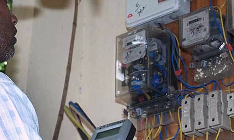 கூலி தொழிலாளிக்கு ரூ.26 ஆயிரம் மின் கட்டணம்- காஞ்சிபுரம் கலெக்டரிடம் புகார்