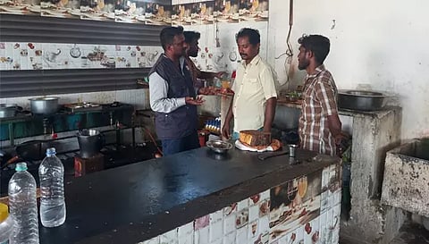 உணவு பாதுகாப்புத் துறை அதிகாரிகள் ஓட்டல்களில் சோதனை நடத்திய காட்சி.
