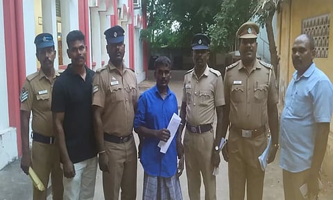 பண்ருட்டி அருகே பெண் முந்திரி தொழிலாளி வீட்டில் நகை திருடிய திருடனையும், அவனை பிடித்த போலீசாரையும் படத்தில் காணலாம்.