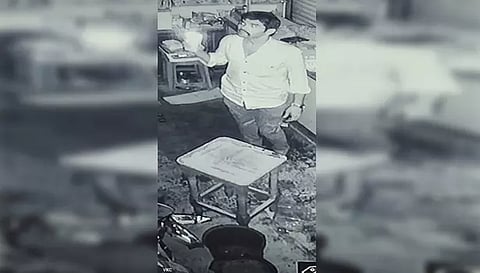 பேக்கரியில் வைத்திருந்த சி.சி.டி.வி. கேமிராவில் பதிவான கொள்ளையன் படம்.