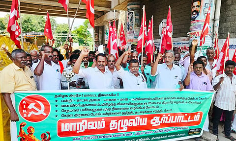 ஆர்ப்பாட்டத்தில் ஈடுபட்டவர்களை படத்தில் காணலாம்.