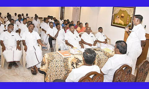 ஊராட்சி மன்ற தலைவர்கள் கூட்டமைப்பு மாவட்ட தலைவர் நாலு கோட்டை மணிகண்டன் பேசிய போது எடுத்த படம். 