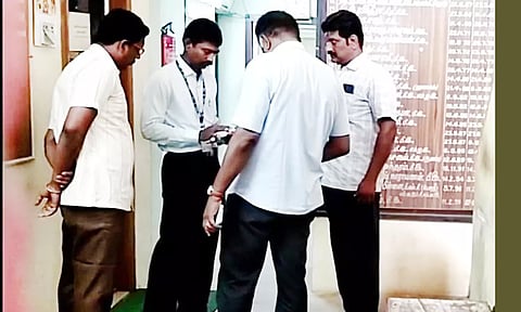 நெடுஞ்சாலைத்துறை அலுவலகத்துக்கு வந்த லஞ்ச ஒழிப்புத்துறை போலீசார்.