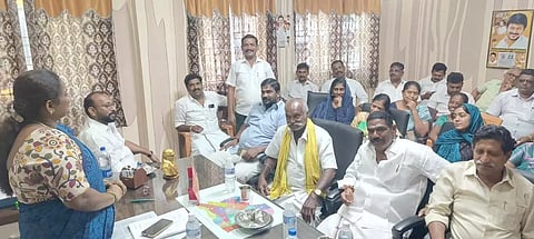 மாதாந்திர கவுன்சிலர் கூட்டத்தில் பங்கேற்றவர்கள்.