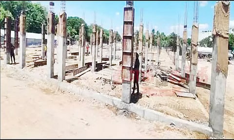 ரூ.20 கோடியில் புதிய பஸ் நிலையம் கட்டும் பணி தீவிரமாக நடந்து வருகிறது.