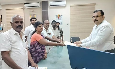 ஆலங்குளம் பேரூராட்சி சார்பில் கலெக்டரிடம் கோரிக்கை மனு