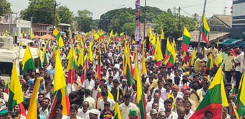 போராட்டத்தில் திரண்டு இருந்த தொண்டர்கள். 