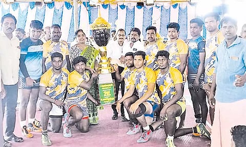 போட்டியில் வெற்றி பெற்ற அணிக்கு கோப்பை வழங்கப்பட்டது.