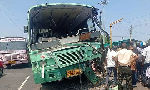 பல்லடம் பஸ் நிலையம் முன்பு விபத்து: அரசு பஸ்கள் நேருக்குநேர் மோதி 10 பயணிகள் படுகாயம்