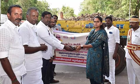 நடும் பணிக்காக பனை விதைகள் வழங்கப்பட்டது.