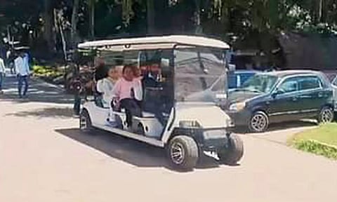 ஊட்டி தாவரவியல் பூங்காவில் முதியோா், மாற்றுத்திறனாளிகள் ஆகியோர் பூங்காவை சுற்றிப்பாா்க்க வசதியாக, பேட்டரி காா்