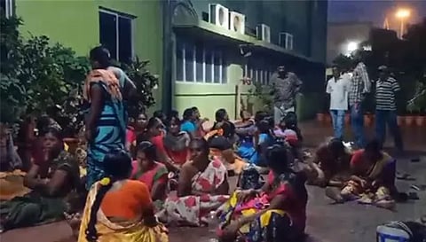 மேட்டூர் அனல் மின் நிலையத்தில் போராட்டத்தில் ஈடுபட்ட ஒப்பந்த தூய்மை பணியாளர்கள். 
