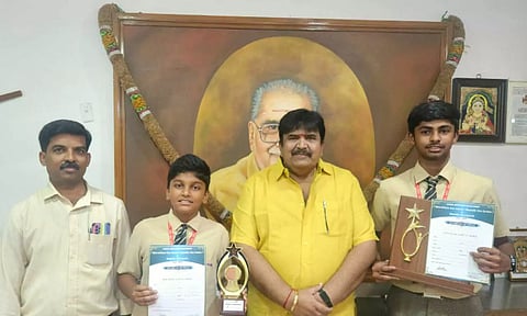 மாநில அளவிலான போட்டிக்கு தேர்வான மாணவர்களை படத்தில் காணலாம். 