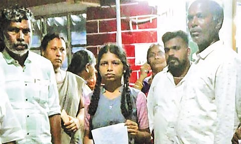 பள்ளி மாணவியை தாக்கிய கண்டக்டர்: நடவடிக்கை எடுக்கக்கோரி போலீசில் புகார்