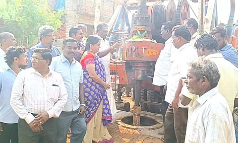 புதிய ஆழ்துளை கிணறு அமைக்க பூமி பூஜையை அங்காளன் எம்.எல்.ஏ. தொடங்கி வைத்த காட்சி.