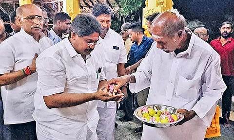 அப்பா பைத்தியம் சாமி கோவிலில் பூஜை செய்த பிரசாதத்தை முதலமைச்சர் ரங்கசாமி திருமுருகனுக்கு வழங்கியபோது எடுத்த படம்.