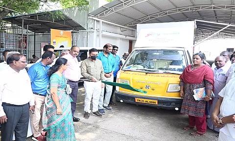 விழிப்புணர்வு காணொளி காட்சி வாகனத்தை கலெக்டர் ஷ்ரவன் குமார் கொடியசைத்து தொடங்கி வைத்த காட்சி.