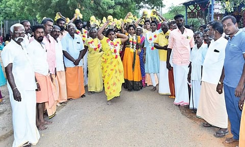 பால்குட ஊர்வலம் நடந்தபோது எடுத்தபடம்.