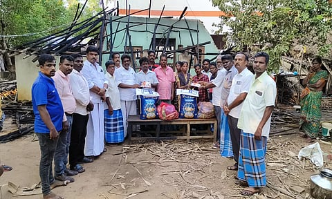  மரக்காணம் நகரான் தெருவில் கூரை வீடு எரிந்து பாதிக்கப்பட்ட குடும்பத்தினருக்கு தி.மு.க. மாவட்ட துணை செயலாளர் ரவிக்குமார் நிவாரண உதவி வழங்கி ஆறுதல் கூறினார்.