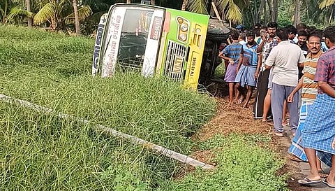 பஸ் கவிழ்ந்து கிடப்பதை படத்தில் காணலாம்.