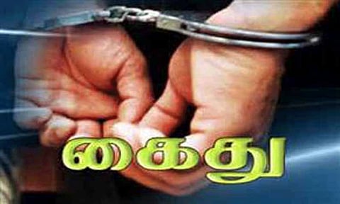வீட்டில் புகையிலை பொருட்கள் பதுக்கி வைத்திருந்த வாலிபர் கைது