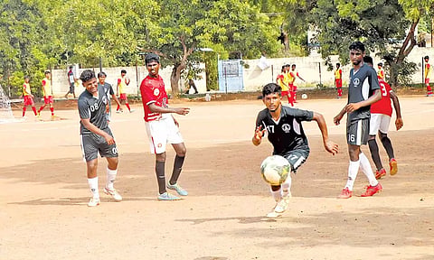 கால்பந்து போட்டியில் கோல் அடிக்க முயலும் வீரர்கள்.