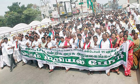 போராட்டத்தில் ஈடுபடுவதற்காக பல்வேறு கட்சியினர், விவசாய சங்க நிர்வாகிகள் பேரணியாக வந்தனர்.