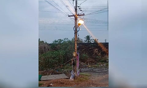 தெரு மின் விளக்குகள் சீரமைப்பு செய்யப்பட்டதை படத்தில் காணலாம். 