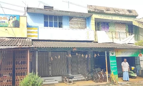 லஞ்சம் ஒழிப்புத்துறை போலீசார் சோதனை நடத்தி வரும் கோபிசெட்டிபாளையம் அடுத்த வெள்ளாங்கோவிலில் உள்ள ராமேஸ்வர முருகனின் தந்தை வீட்டை காணலாம்.