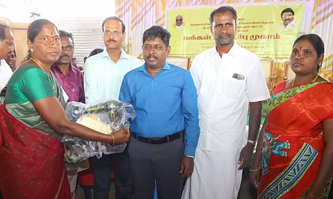 மக்கள் தொடர்பு முகாமில் கலெக்டர் பயனாளிகளுக்கு நலத்திட்ட உதவி வழங்கிய காட்சி.