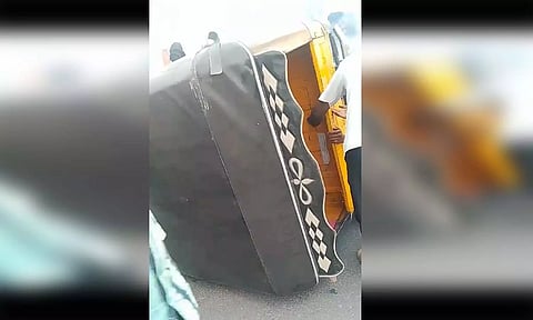 ஆட்டோ ரோட்டில் கவிழ்ந்து கிடந்த காட்சி.