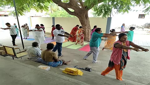 சித்த மருத்துவ முகாமில் யோகா பயிற்சி பெற்ற பொதுமக்கள்.