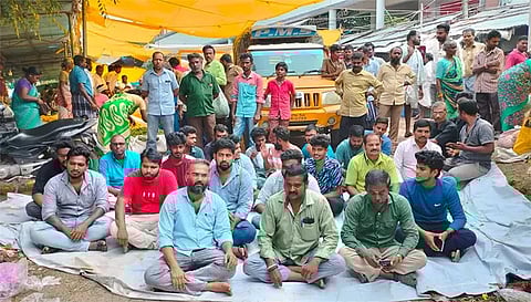 சேலம் பழைய பஸ் நிலையம் பகுதியில் உள்ள வணிக வளாகத்தில் செயல்பட்டு வரும் பூ மார்க்கெட்டை அகற்ற வலியுறுத்தி வணிக வளாக வியாபாரிகள் தர்ணா போராட்டத்தில் ஈடுபட்ட காட்சி.