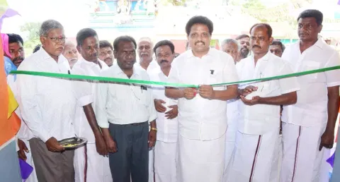 புதிய கட்டிடத்தை வெங்கடேசன் எம்.பி. திறந்து வைத்த போது எடுத்த படம்.