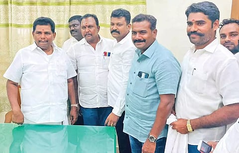 அமைச்சர் அனிதா ராதாகிருஷ்ணனிடம் தி.மு.க.வினர் கோரிக்கை மனு அளித்தபோது எடுத்தபடம்.