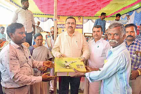 முகாமில் நலத்திட்ட உதவிகளை மாவட்ட கலெக்டர் துரை ரவிச்சந்திரன் வழங்கிய போது எடுத்த படம்.