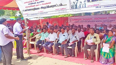 கால்நடை ஆய்வாளர் சங்கத்தினர் உண்ணாவிரத போராட்டத்தில் ஈடுபட்ட காட்சி.