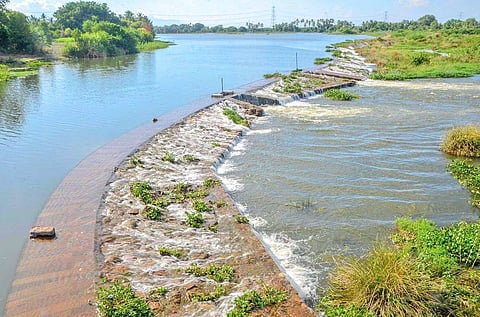 நெல்லையில் பரவலாக பெய்து வரும் மழை காரணமாக சுத்தமல்லி பழவூர் தடுப்பணை வழியாக உபரி நீர் வெளியேறுவதை படத்தில் காணலாம்.