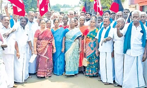 வல்லம் தபால் நிலையத்தை முற்றுகையிட்டு பல்வேறு கட்சிகள் ஆர்ப்பாட்டத்தில் ஈடுபட்டனர்.