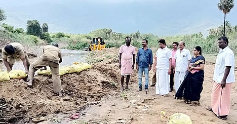ராஜபாளையம் பகுதிக்கு குடிநீர் ஆதாரமாக விளங்கும் சாஸ்தா கோவில் அணை நீர்வரத்து பகுதியை தங்கபாண்டியன் எம்.எல்.ஏ. ஆய்வு செய்தார். அருகில் பேரூராட்சி சேர்மன் ஜெயமுருகன், செயல் அலுவலர் சந்திரகலா, தி.மு.க. செயலாளர் இளங்கோவன் ஆகியோர் உள்ளனர்.